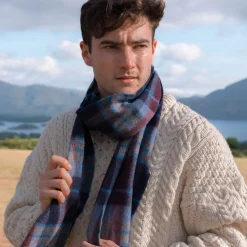 John Hanly Merino Wollen Sjaal Marineblauw Wijnrood Denim Geruit